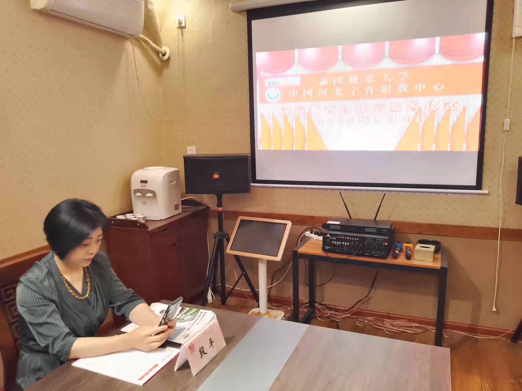 集团与格乐大学、宁晋职中签约